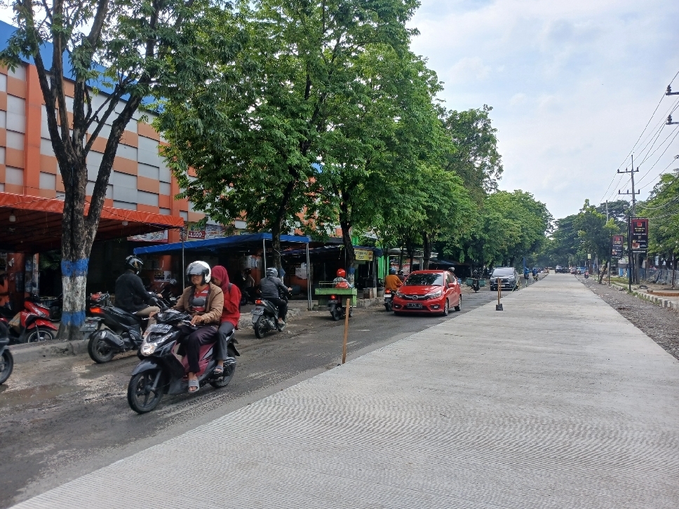Pengecoran lajur utara jalan di depan Pasar Sidoharjo sudah tuntas.
