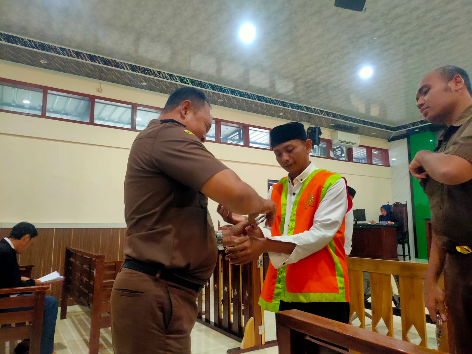 Terdakwa peredaran narkotika, Danang Setiawan menjalani sidang di PN Lamongan.