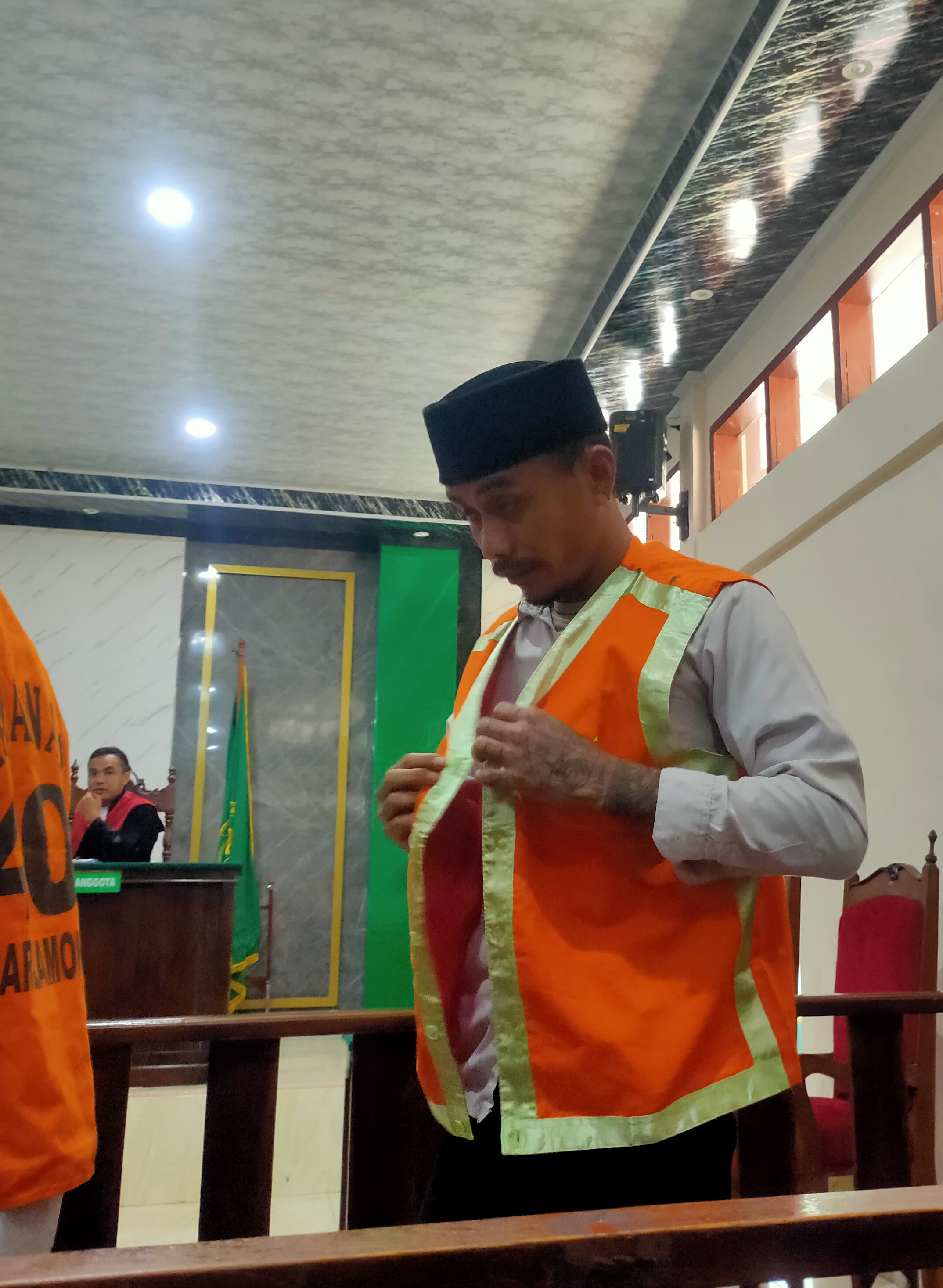 DITUNTUT TUJUH BULAN: Ahmad Iqbal Fathoni menjalani persidangan di Pengadilan Negeri Lamongan karena kasus penganiayaan. (IST/RDR.LMG)