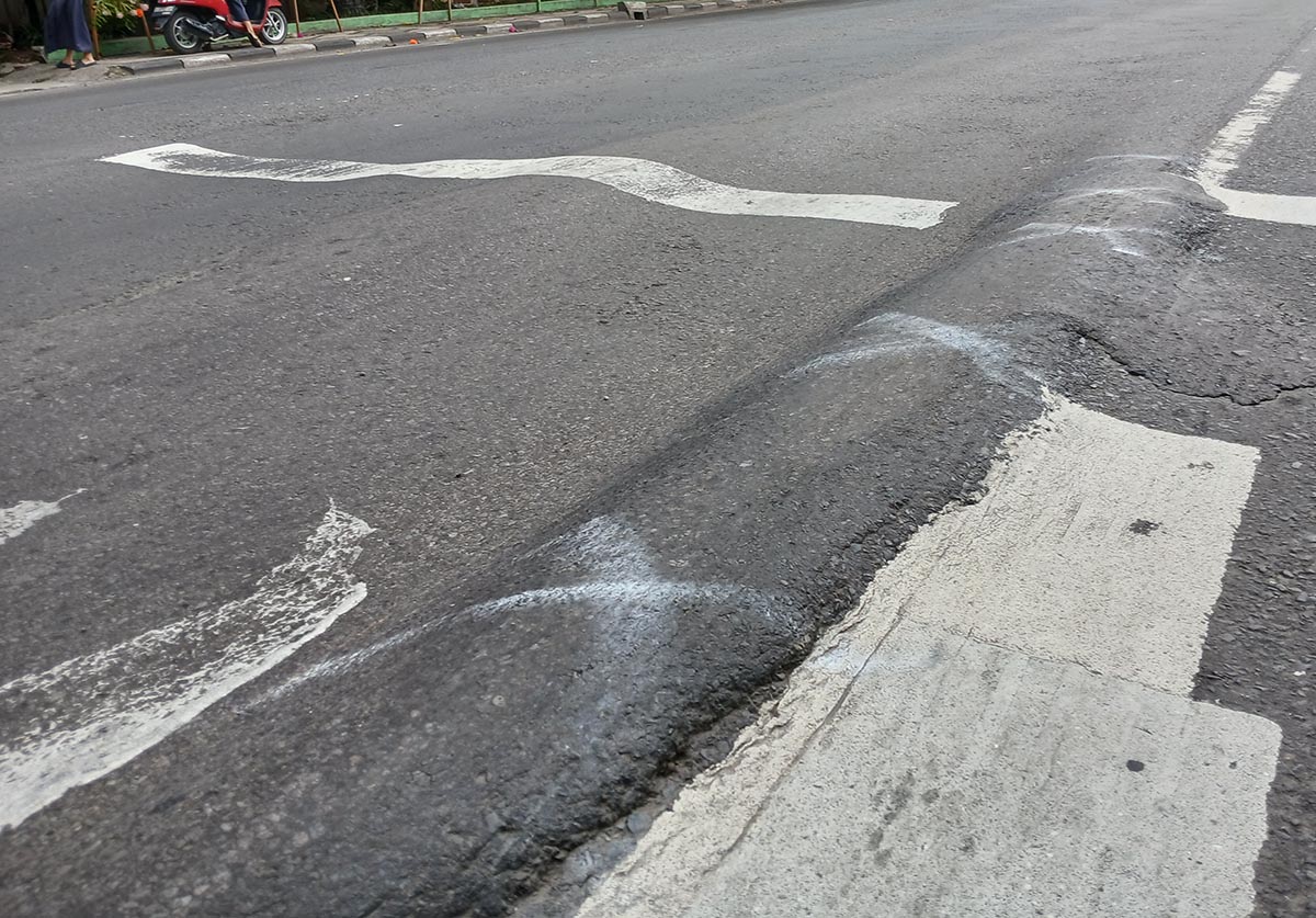TIDAK RATA: Kondisi sebagian jalan nasional di wilayah Kecamatan Lamongan. (ANJAR DWI PRADIPTA/RDR.LMG)