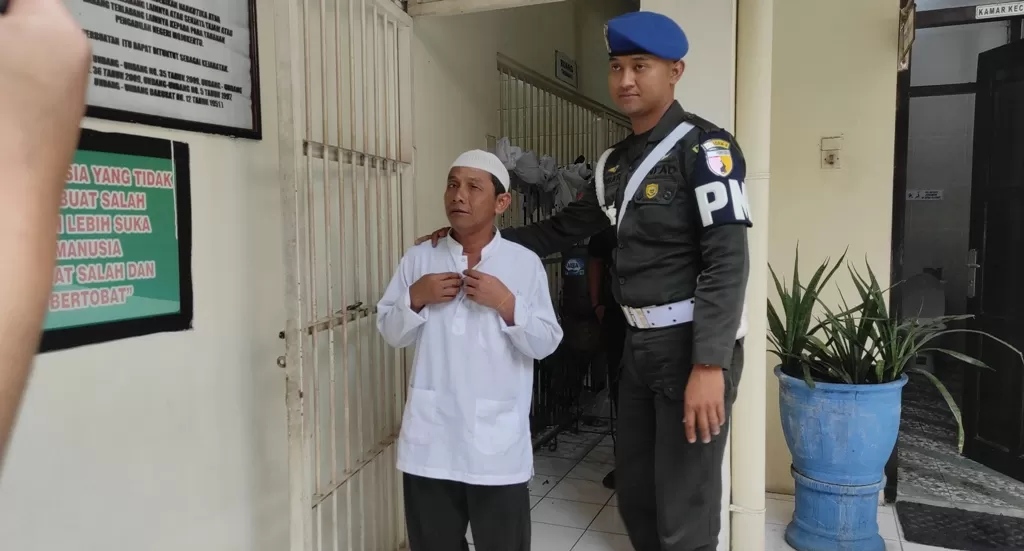 BERSALAH: Terdakwa rudapaksa anak asal Pacet, Dodik Hermawan dikawal petugas militer dan Kejaksaan Negeri Kabupaten Mojokerto usai sidang putusan di Pengadilan Negeri Mojokerto, Senin (8/12).