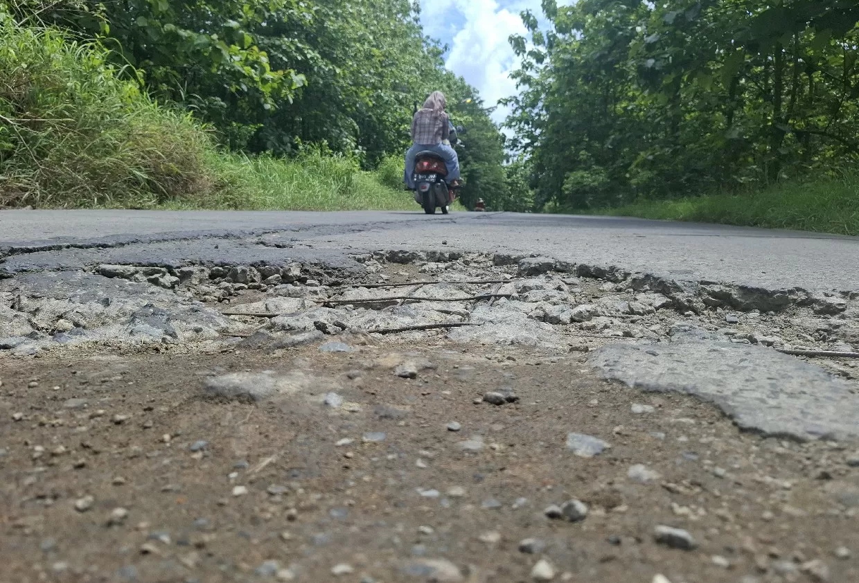 Kondisi jalan cor beton di Jalur alternatif Jombang-Lamongan yang rusak parah (Achmad RW/Radar Jombang)