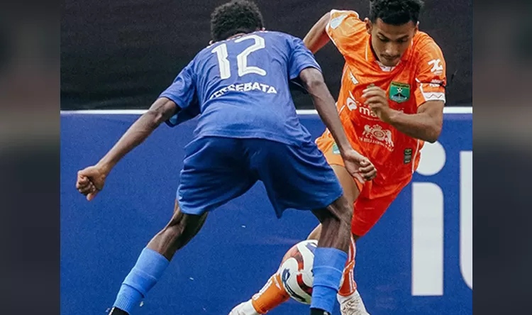 MASIH SEMPURNA: Penggawa Persekabpas saat berupaya melewati pemain Persebata. (IG Persekabpas)