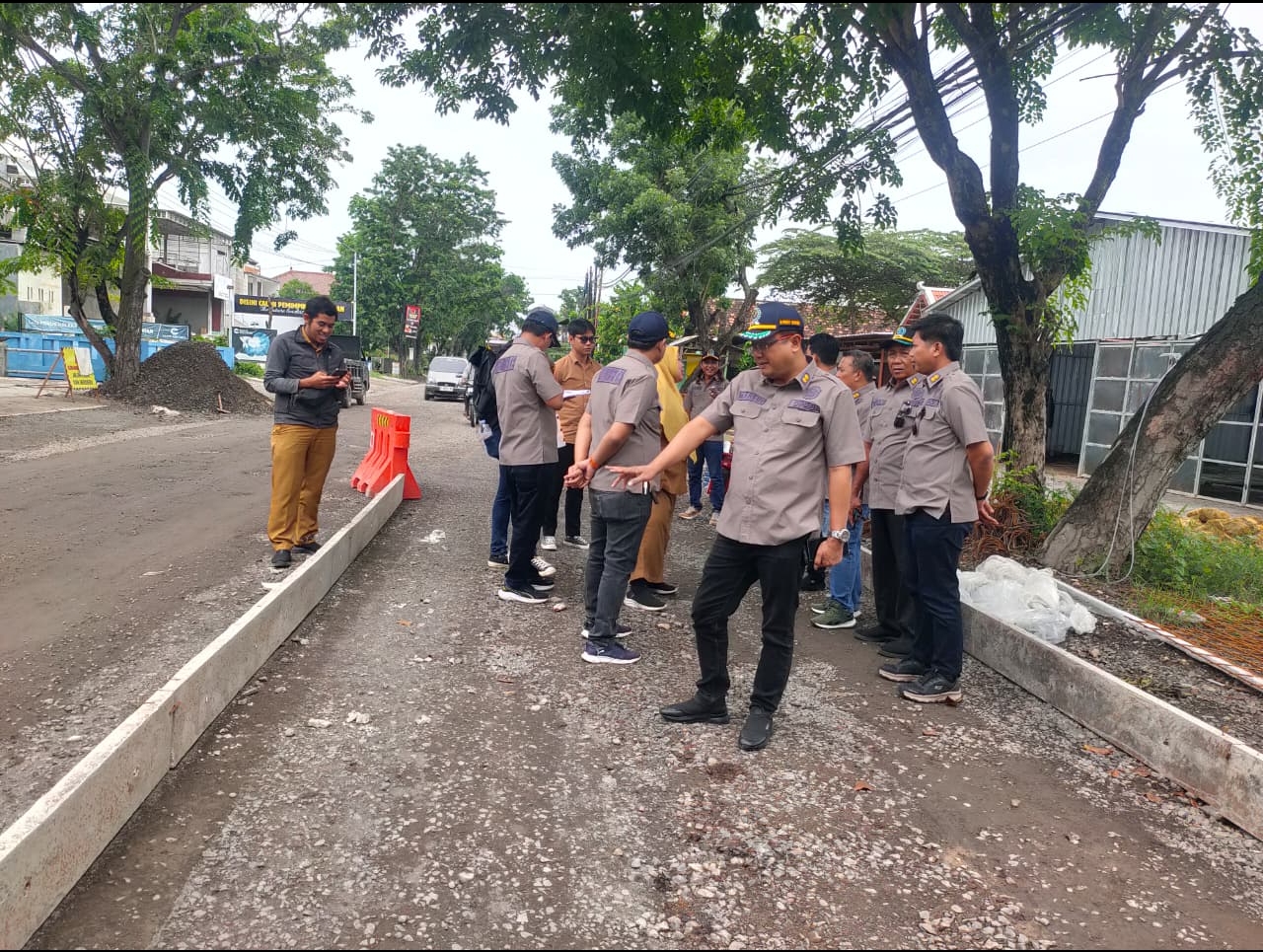 Ketua DPRD Lamongan, M. Freddy Wahyudi dengan cermat mengecek sejumlah proyek pembangunan jalan kabupaten.