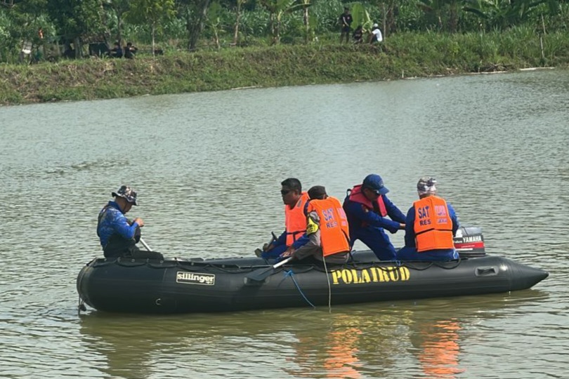 Proses pencarian korban tenggelam di waduk panguripan, Desa Takerharjo, Kecamatan Solokuro, Rabu (10/12).