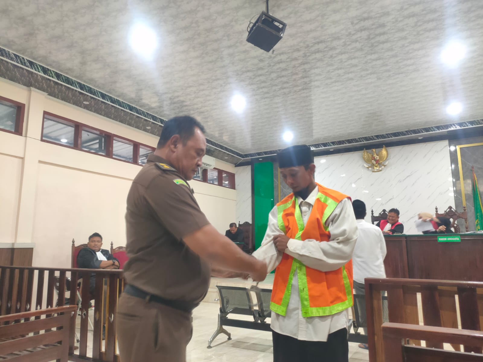 Terdakwa perantara jual beli sabu asal Pasuruan, Sigit Cahyono menjalani sidang di PN Lamongan.