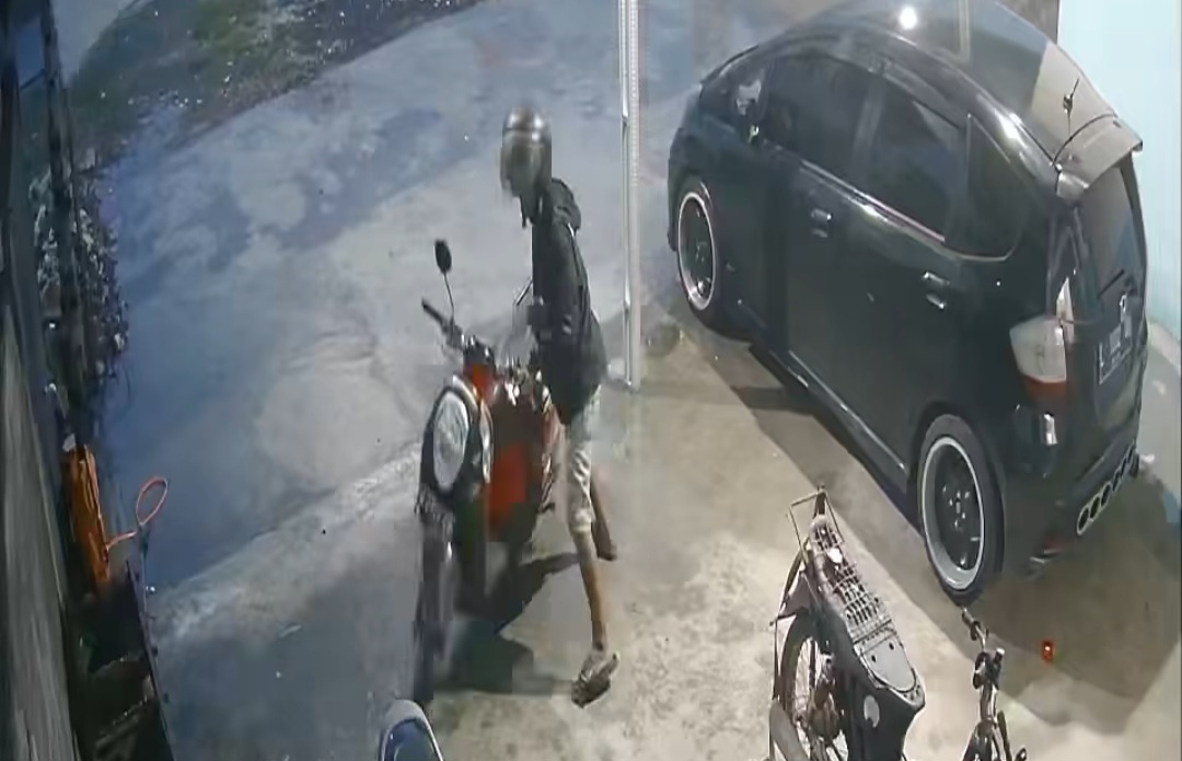 Aksi pencurian motor di SPPG Desa Blawi Kecamatan Karangbinangun, Rabu (10/12).