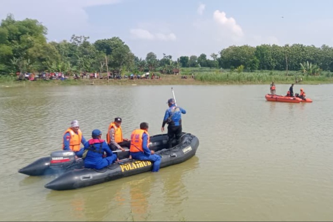 Proses pencarian korban tenggelam, petugas menyisir Waduk Panguripan, Desa Takerharjo Kecamatan Solokuro.