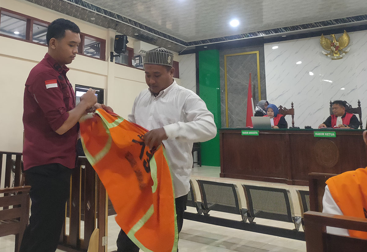 DIVONIS TUJUH BULAN: Eko Aprianto menjalani sidang putusan kasus penganiayaan di Pengadilan Negeri Lamongan. (AHMAD ASIP ALAFI/RDR.LMG)