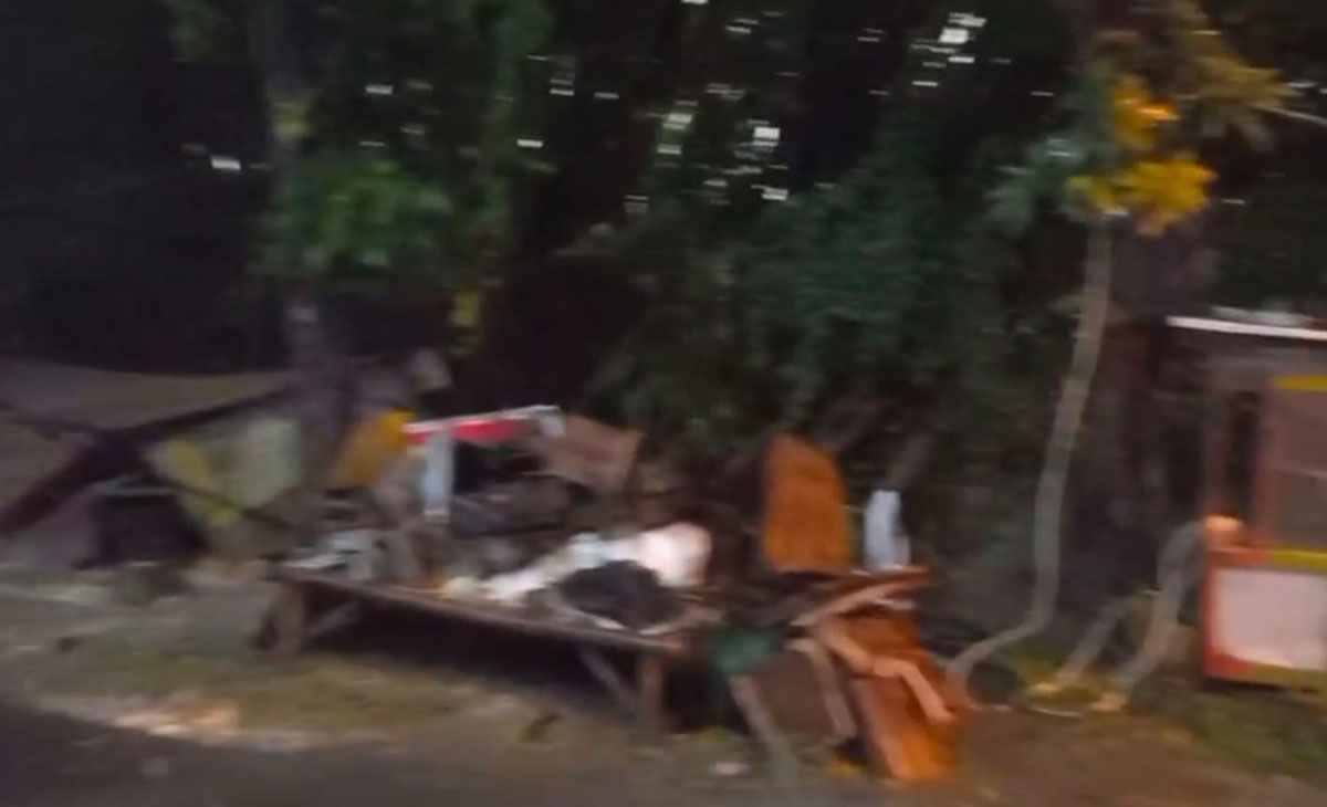 LONGSOR: Salah satu warung yang ambruk karena tanah di bantaran sungai longsor. (IST/RDR.LMG)