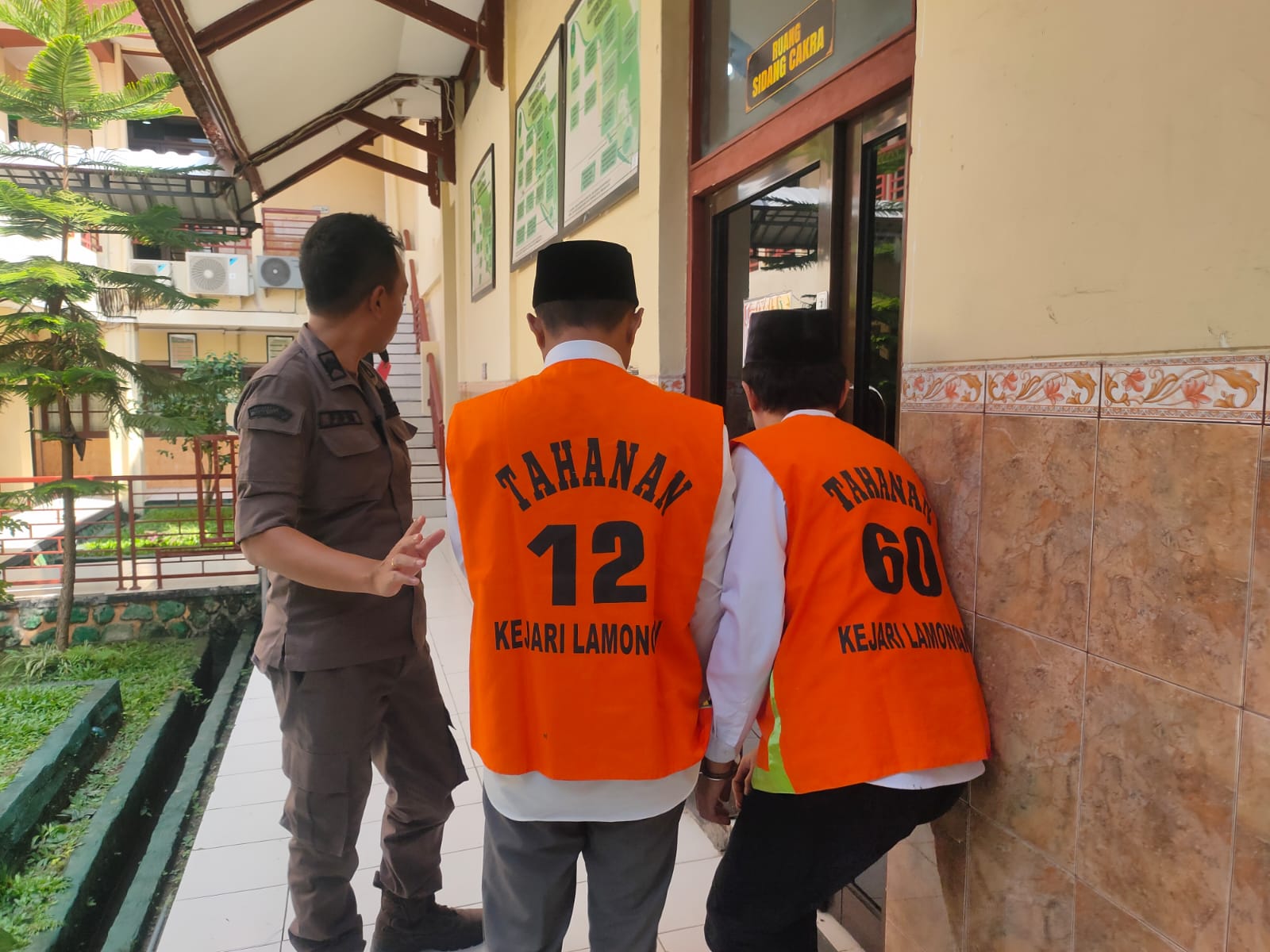 Dua terdakwa penyebaran konten pornografi sesama jenis, MYM dan DZ saat menjalani sidang di PN Lamongan.
