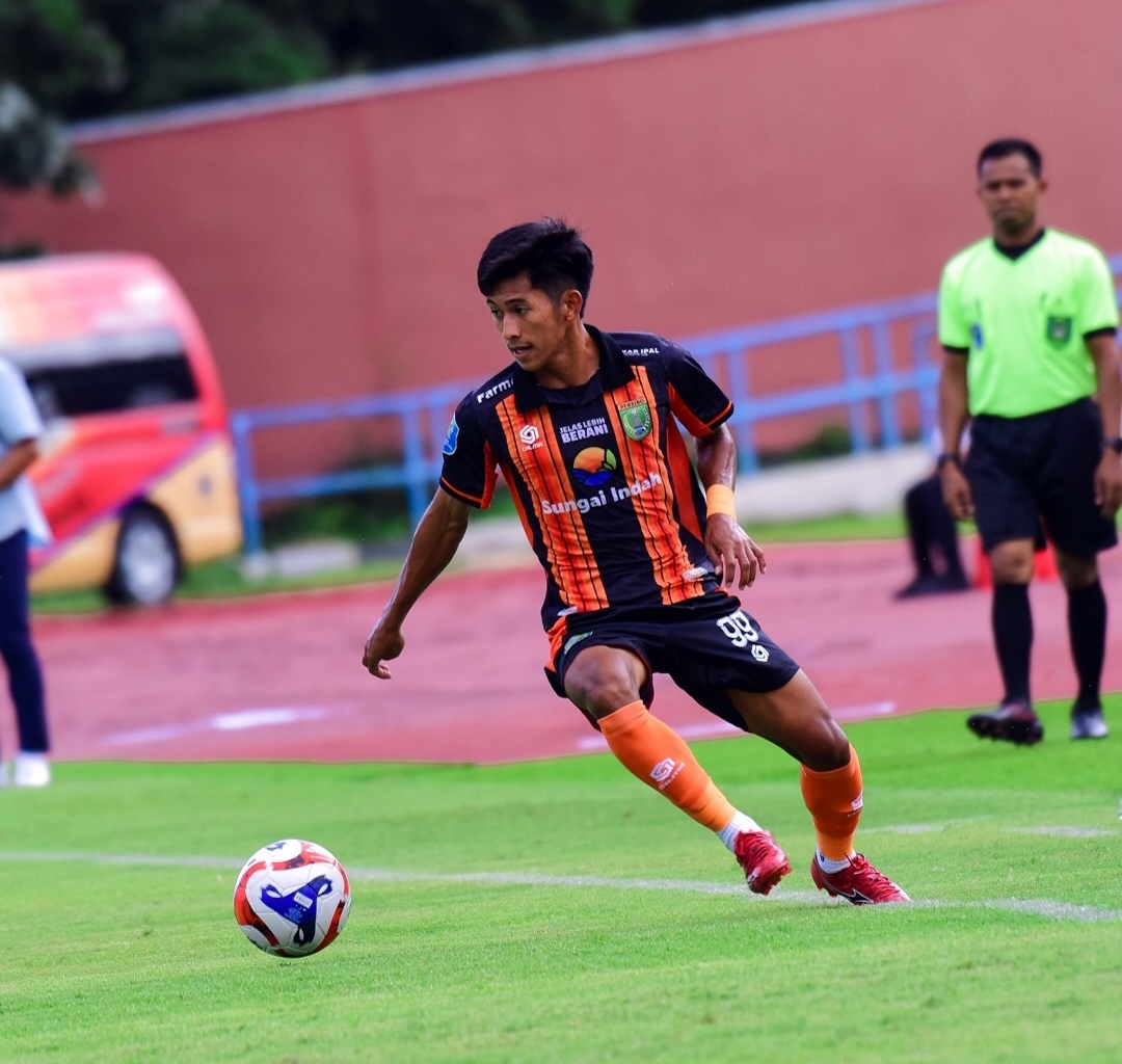 Pemain Persibo Bojonegoro saat membawa bola melawan Persika Karanganyar yang dimenangkan Laskar Angling Dharma dengan skor 1-0.