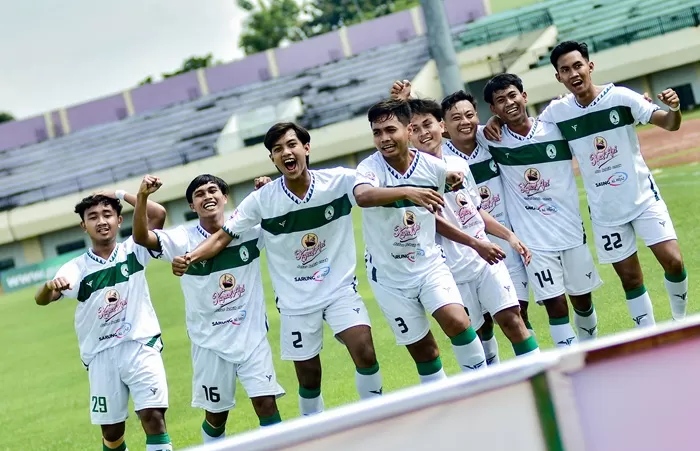 Aksi pemain Bumi Wali FC ketika menghadapi hadangan pemain Lamongan FC pada pertandingan babak penyisihan Grup C Liga 4 Kapal Api Piala Jawa Timur di Stadion Bumi Wali. (SHAQUILLE_PHOTO)