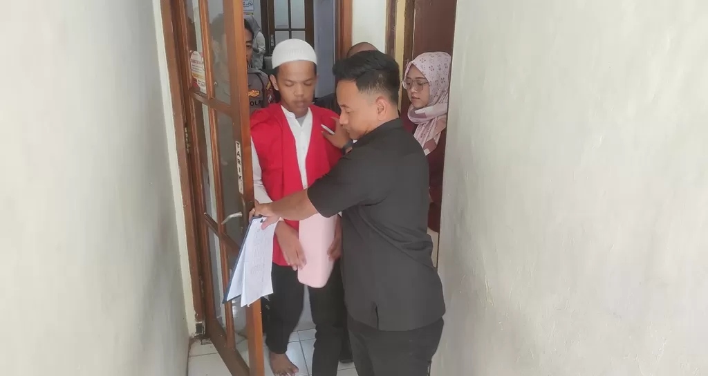 ASUSILA: MRA, 19, terdakwa kasus tindak pidana kekerasan seksual saat menjalani sidang di Pengadilan Negeri Mojokerto, kemarin (11/12). (Farisma Radar Mojokerto)