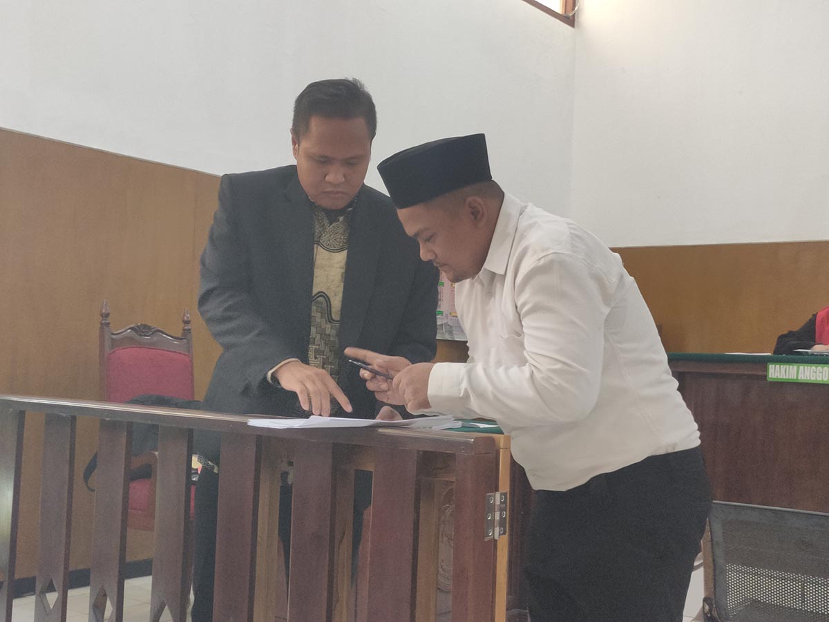 JAUH LEBIH RINGAN DARI TUNTUTAN: Choirur Roziqin di Pengadilan Negeri Lamongan. Dia divonis sembilan bulan penjara karena bermain judi online.  (IST/RDR.LMG)