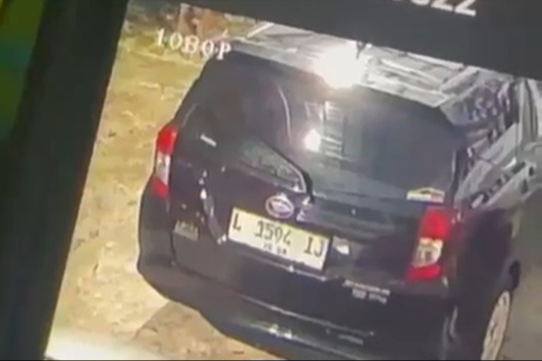 Aksi pencurian di Dusun Pule, Desa Bakalanpule Kecamatan Tikung sempat terekam CCTV.