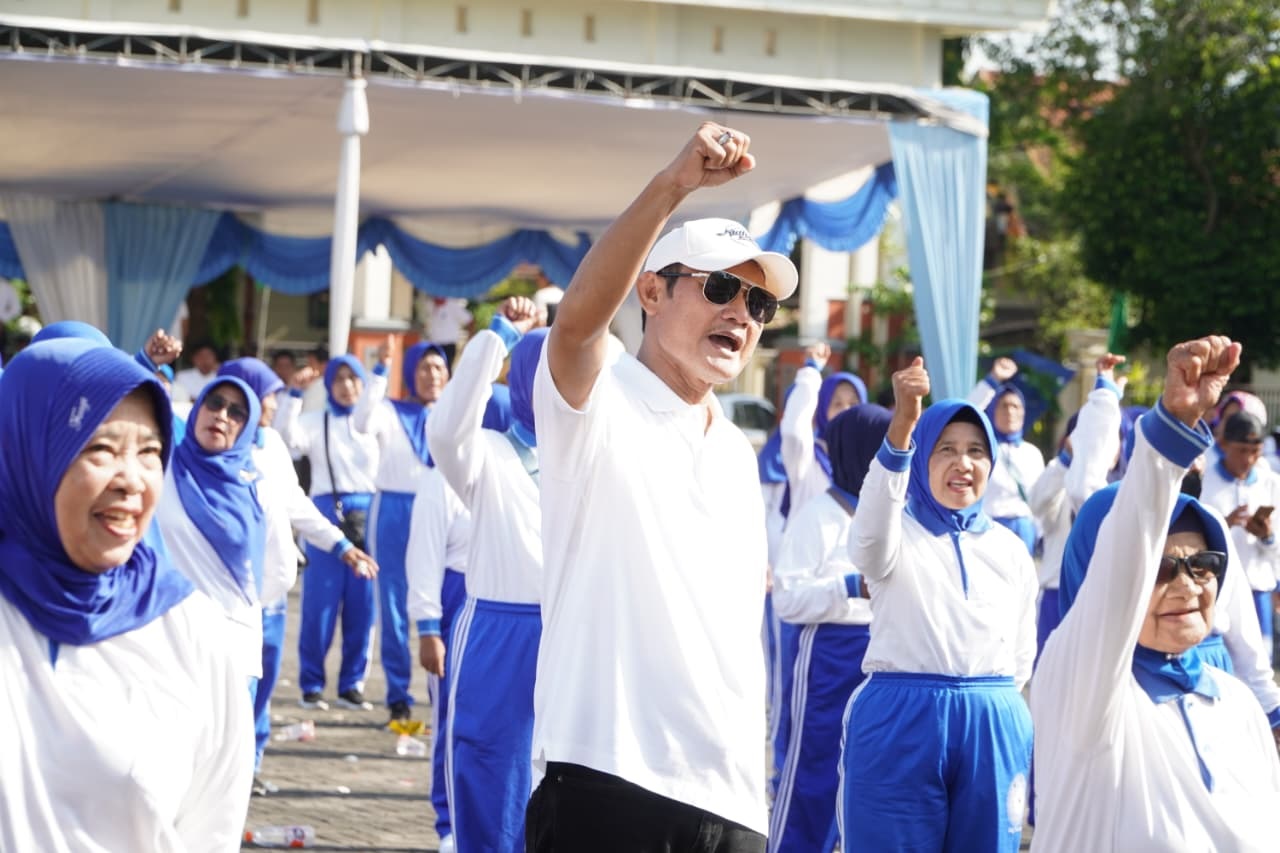 LANJUT USIA BERDAYA: Bupati Yes senam bersama dengan para lansia. (HUMAS KOMINFO/RDR.LMG)