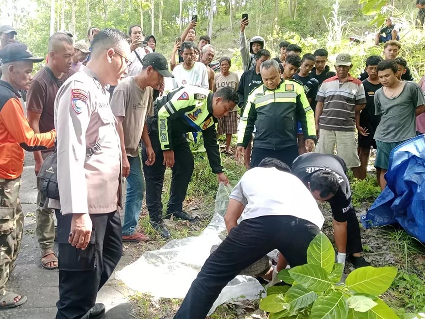 Polisi mengevakuasi jenazah penumpang pikap yang terguling saat menuju Puncak Jowin. (IST/RDR TULUNGAGUNG)