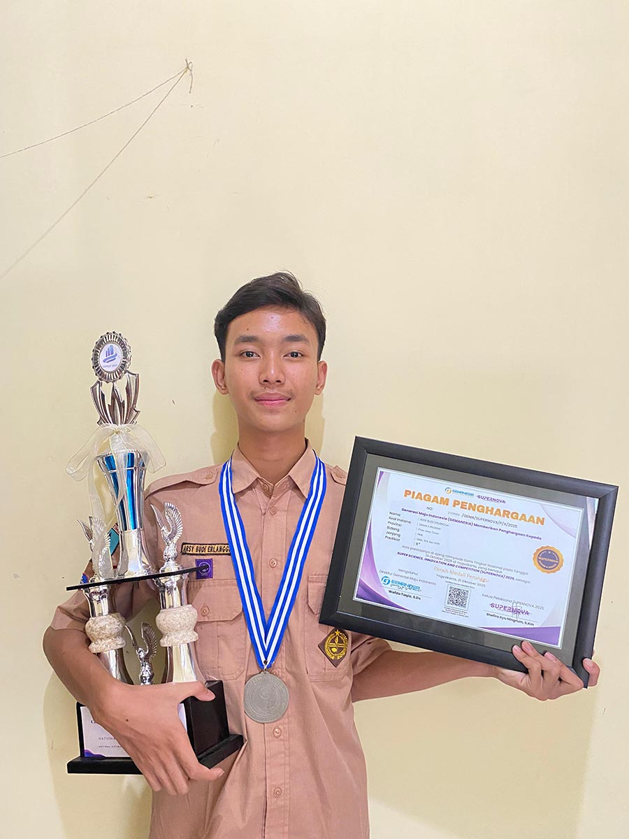 BERPRESTASI: Arsy Budi Erlangga membawa salah satu penghargaan yang diraihnya. Dia sudah mengoleksi sebelas medali emas dari berbagai olimpiade yang diikutinya.  (IST/RDR.LMG)