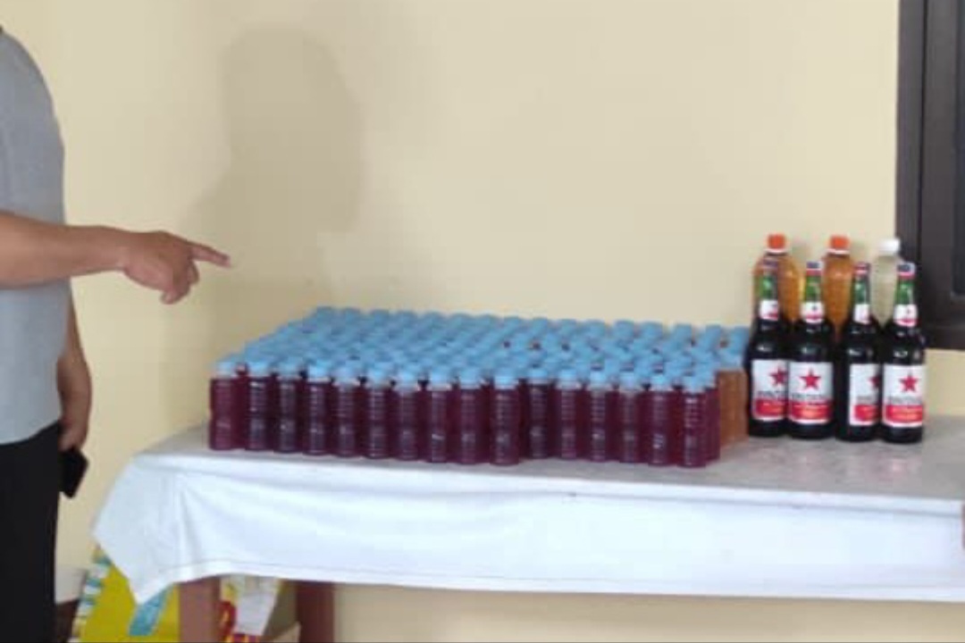 Puluhan botol miras diamankan oleh petugas Polsek Brondong.