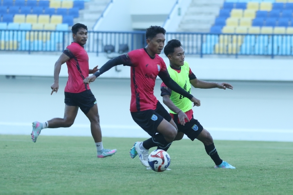 Tim pelatih Persela bakal memaksimalkan pemain yang ada di tengah derasnya eksodus pemain.