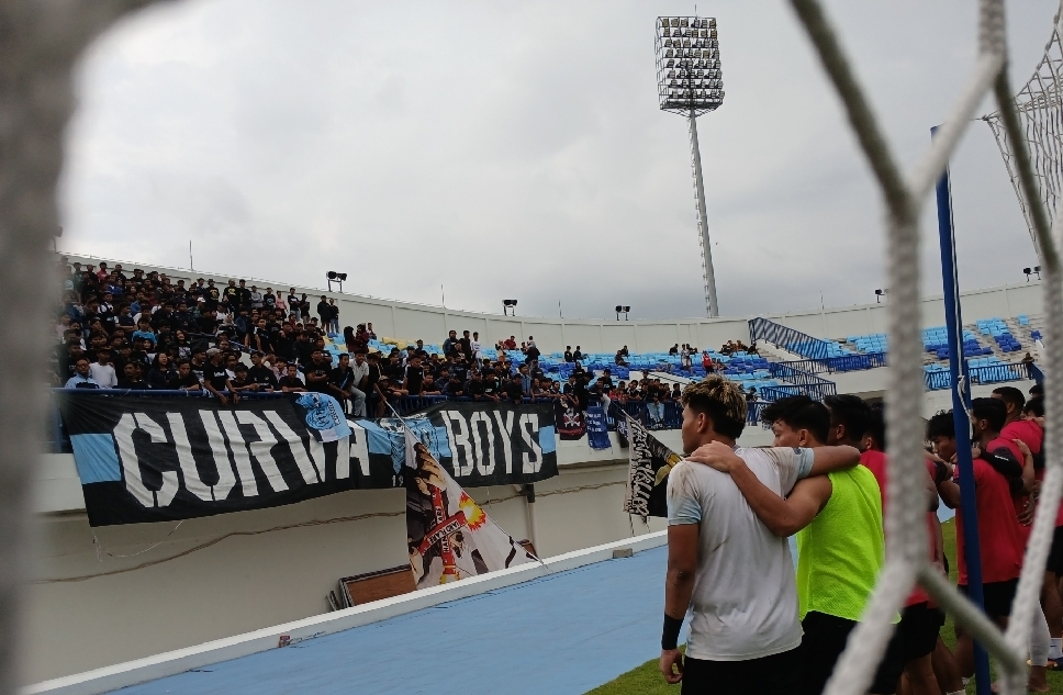 Curva Boys Ultras Persela hadir memberi suntikan dukungan untuk Persela Lamongan dalam sesi latihan perdana usai jeda libur panjang kompetisi Liga 2 Championship.