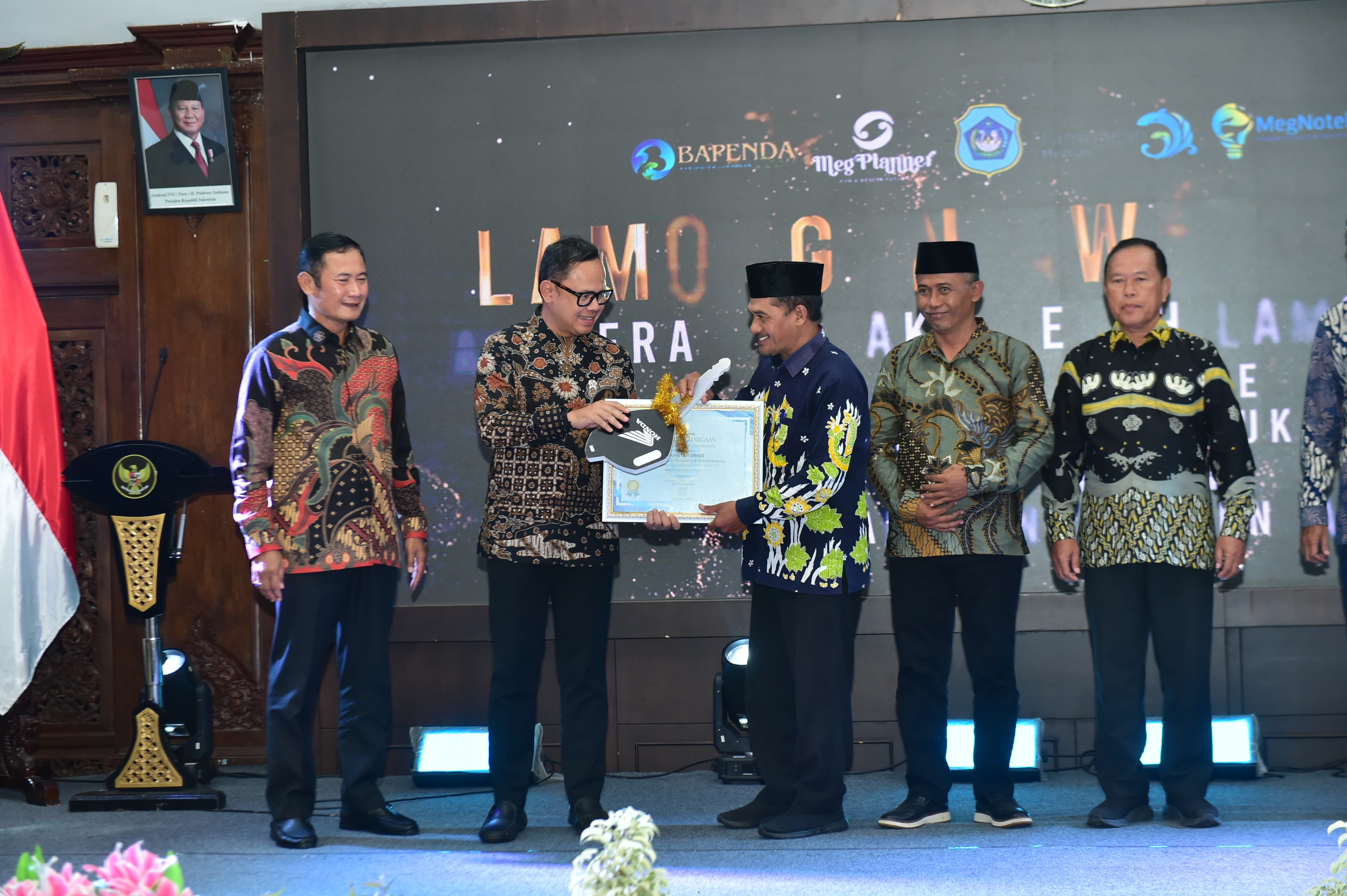 PENGHARGAAN: Penyerahan hadiah Motor kepada kecamatan dengan pembayaran PBB tercepat, oleh Wamendagri Bima Arya didampingi Bupati Yes dalam acara Lamongan Award 2025.