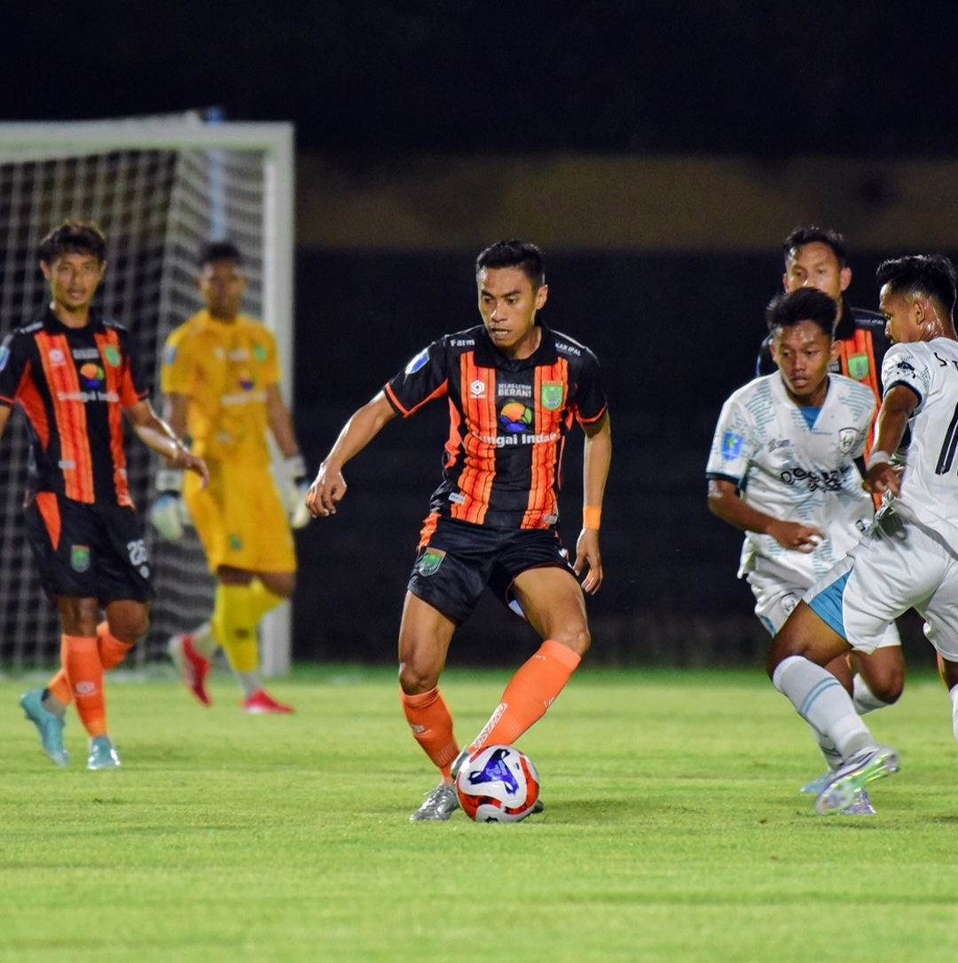 Pemain Persibo saat berhadapan dengan pemain Rans Nusantara FC, kini poin kedua tim selisih hanya satu poin di klaseman grup c liga 3 Nusantara.