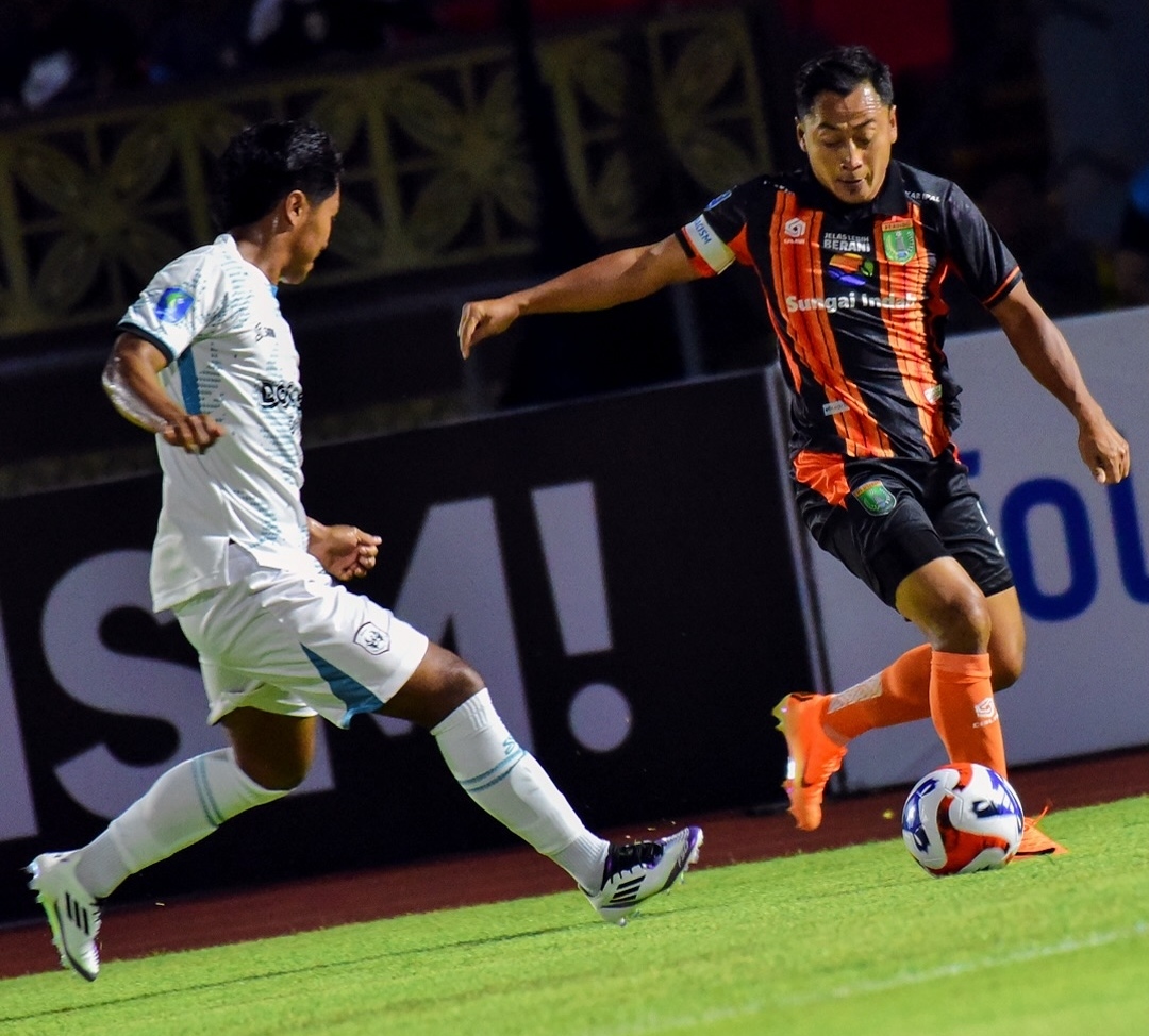 Samsul Arif berpeluang dimainkan sejak menit awal pertandingan saat Persibo menghadapi Persinab Sang Maestro besok Selasa (16/12)