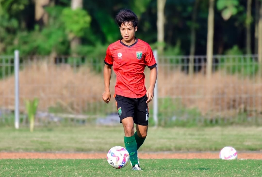 TERKENA AKUMULASI : Zardan Aroby hanya bisa melihat Persibo Bojonegoro melalui bangku penonton saat menghadapi Persinab Sang Maestro.