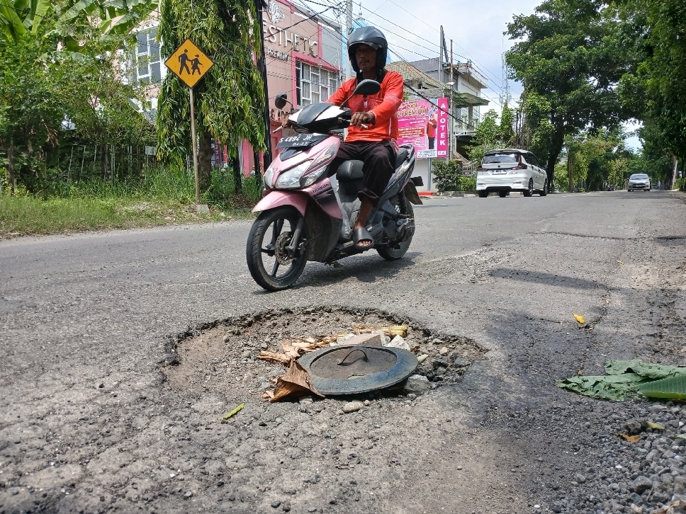 GANGGU MOBILISASI: Titik di Jalan Veteran yang mengalami kerusakan perlu segera diperbaiki.