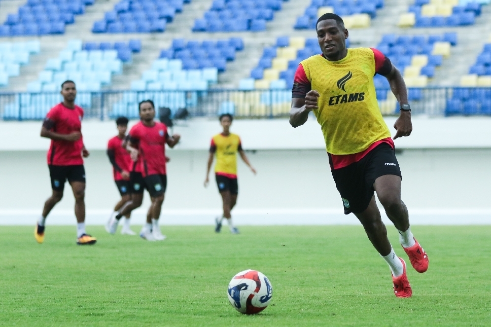 Legiun asing Persela Lamongan, Jhon Mena, saat mengikuti sesi latihan perdana Persela di Stadion Surajaya, Senin (15/12).
