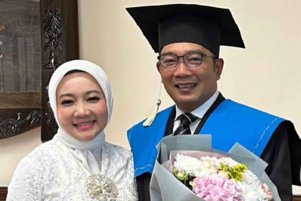 Ridwan Kamil, mantan Gubernur Jawa Barat dikabarkan telah digugat cerai oleh Isterinya.