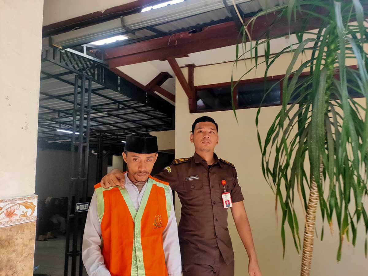 DIVONIS SEPULUH BULAN: Ahmad Iqbal Fathoni dikawal petugas di Pengadilan Negeri Lamongan. Dia divonis sepuluh bulan penjara karena kasus penganiayaan terhadap sopir. (IST/RDR.LMG)