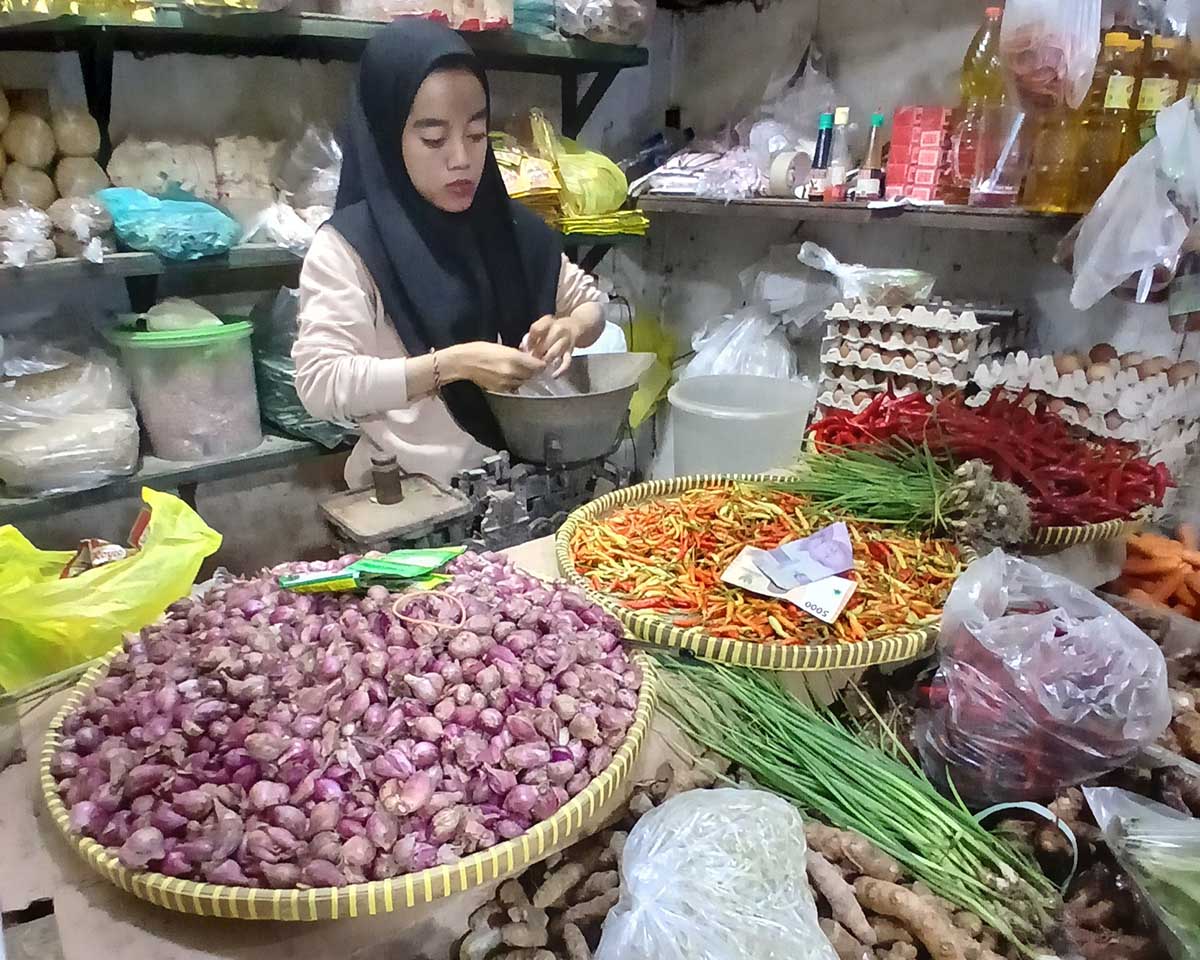 HARGA TURUN: Bawang merah yang dijual di Pasar Sidoharjo, Kecamatan Lamongan. (ANJAR DWI PRADIPTA/RDR.LMG)