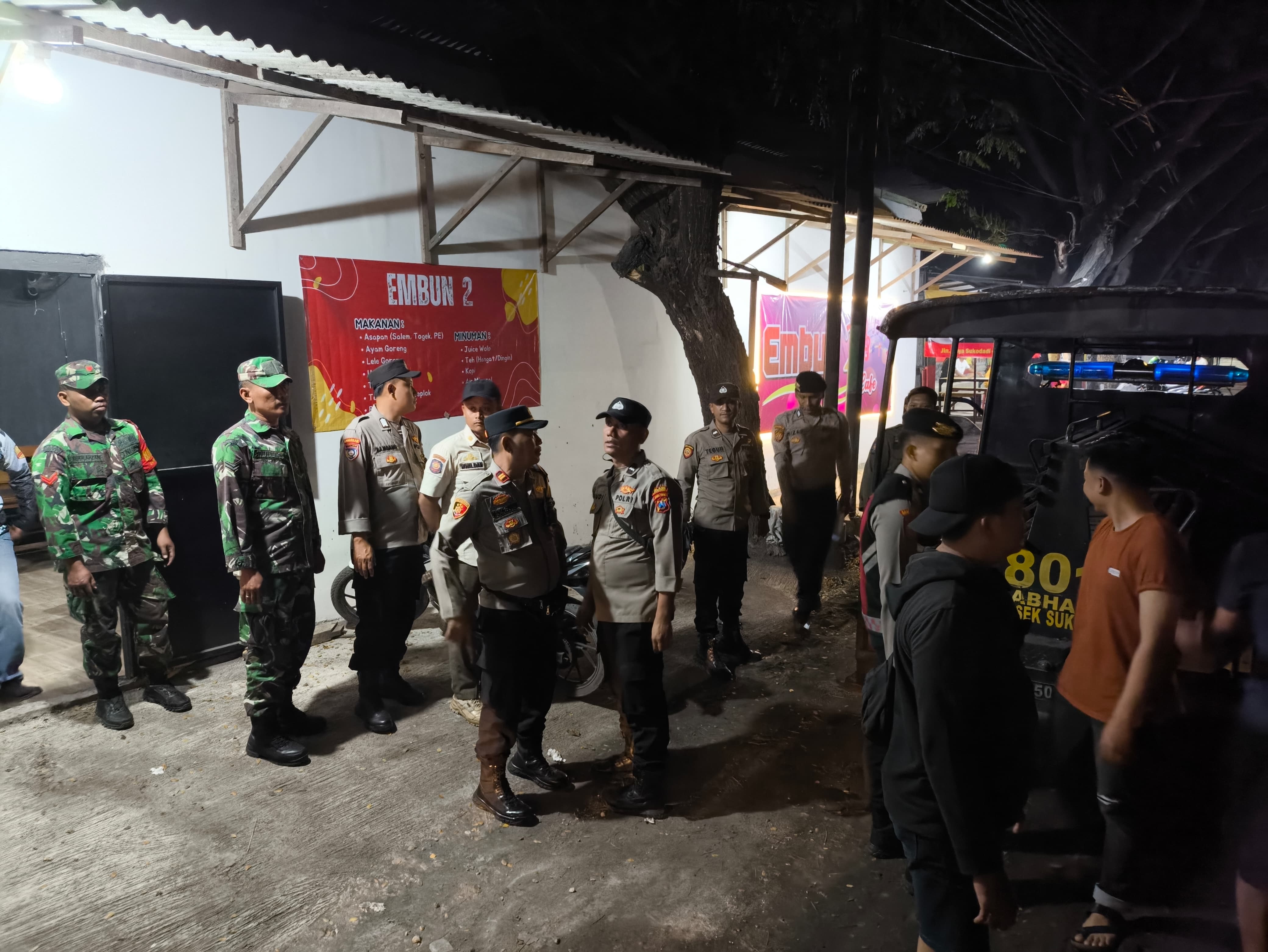 DITUTUP: Petugas yang mendatangi salah satu kafe di Kecamatan Sukodadi. (IST/RDR.LMG)