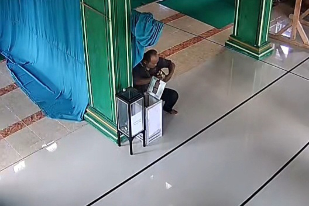 Aksi Pelaku pembobolan kotak amal di Masjid Darussalam Desa Doyomulyo Kecamatan Kembangbahu terekam CCTV
