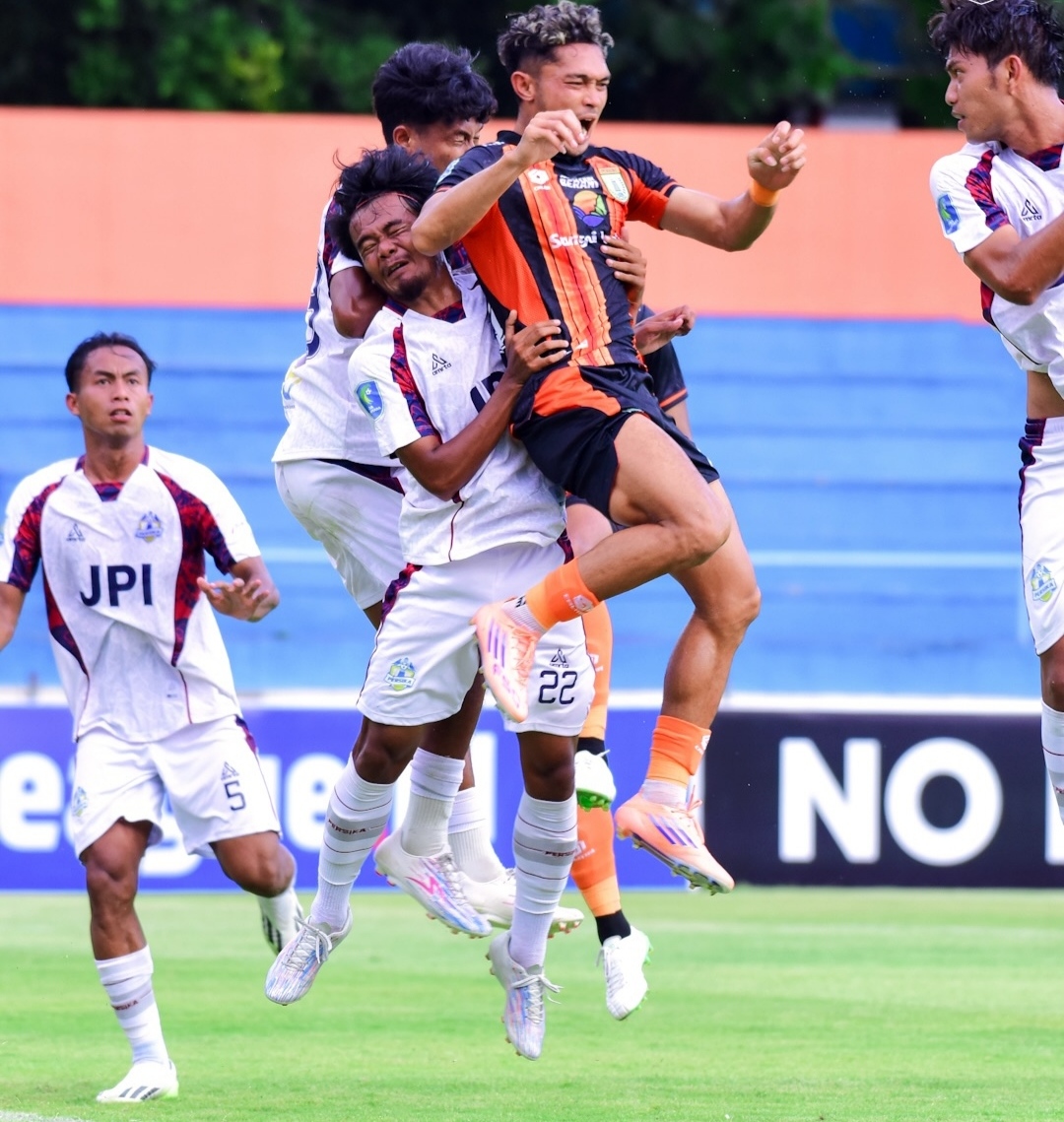 KEHILANGAN: Pemain Persibo Bojonegoro Azka Fauzi (baju orange hitam) dipastikan absen hingga akhir musim liga 3 Nusantara karena cidera.
