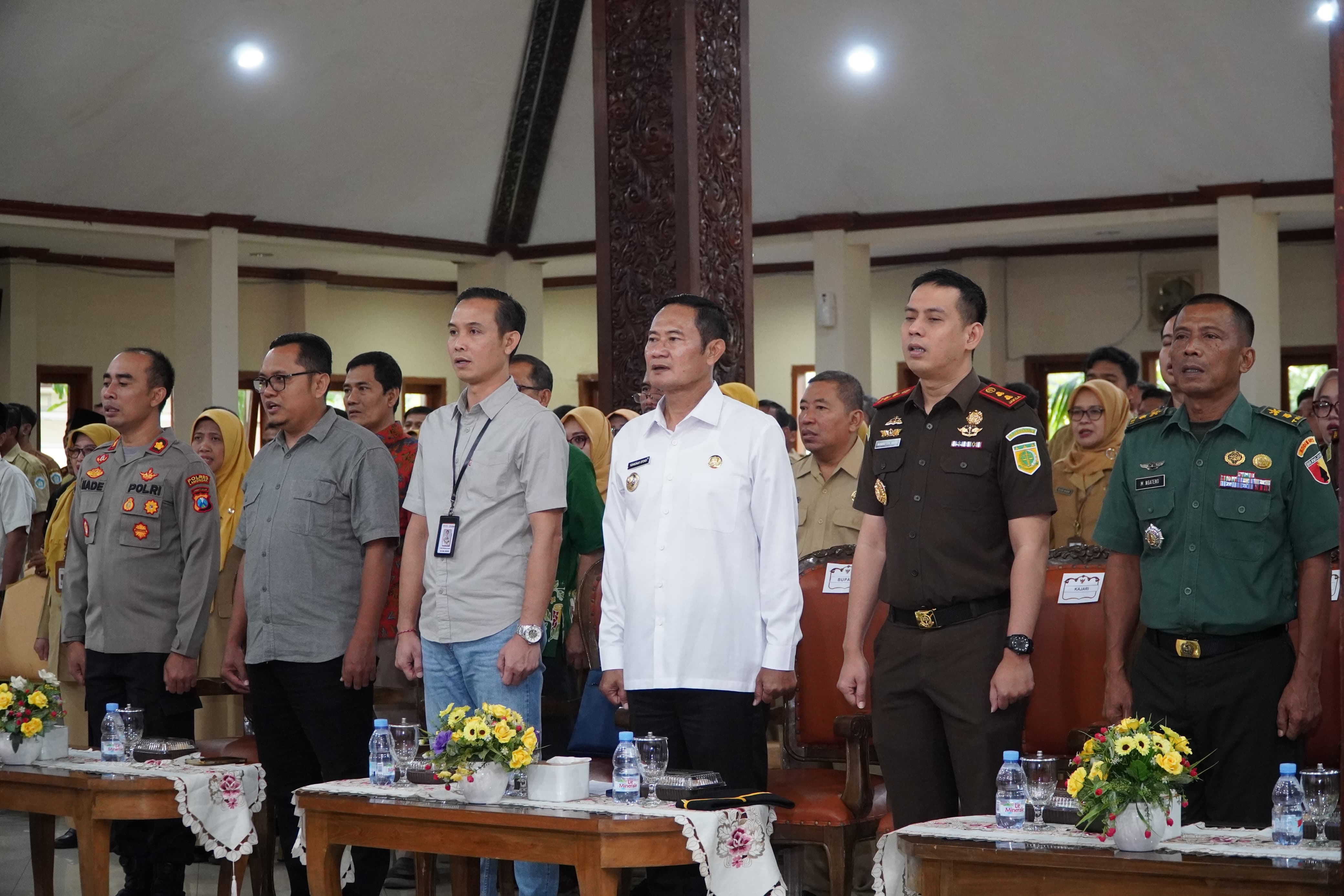 SOSIALISASI: Bupati Lamongan Yuhronur Efendi (tiga dari kanan) di acara sosialisasi UU Nomor 1 Tahun 2023 tentang KUHP di Pendapa Lokatantra Selasa. (HUMAS KOMINFO/RDR.LMG)