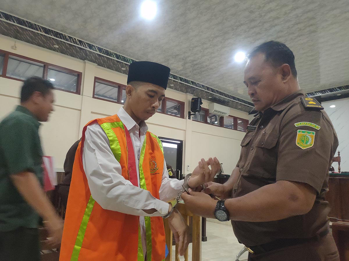 JALANI PERSIDANGAN: Fathul Qorib di Pengadilan Negeri Lamongan untuk menjalani sidang kasus tidak berangkatnya 14 jamaah umrah PT Tawwabiin Umroh Haji Plus. (IST/RDR.LMG)