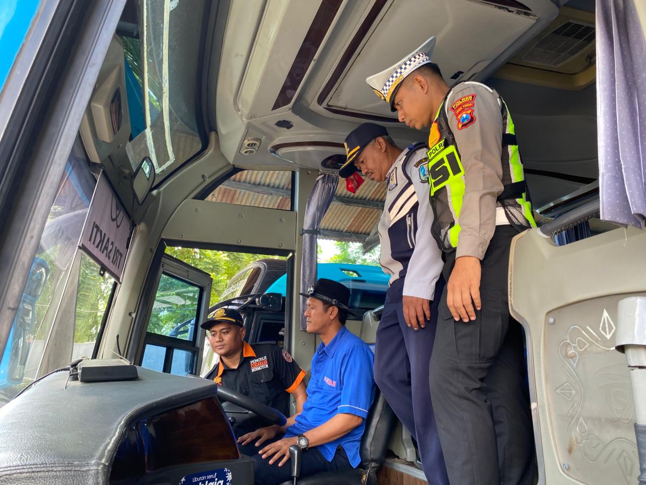 Petugas Satlantas Polres Lamongan mengecek armada bus dan melakukan tes urine kepada seluruh sopir PO dan bus pariwisata.