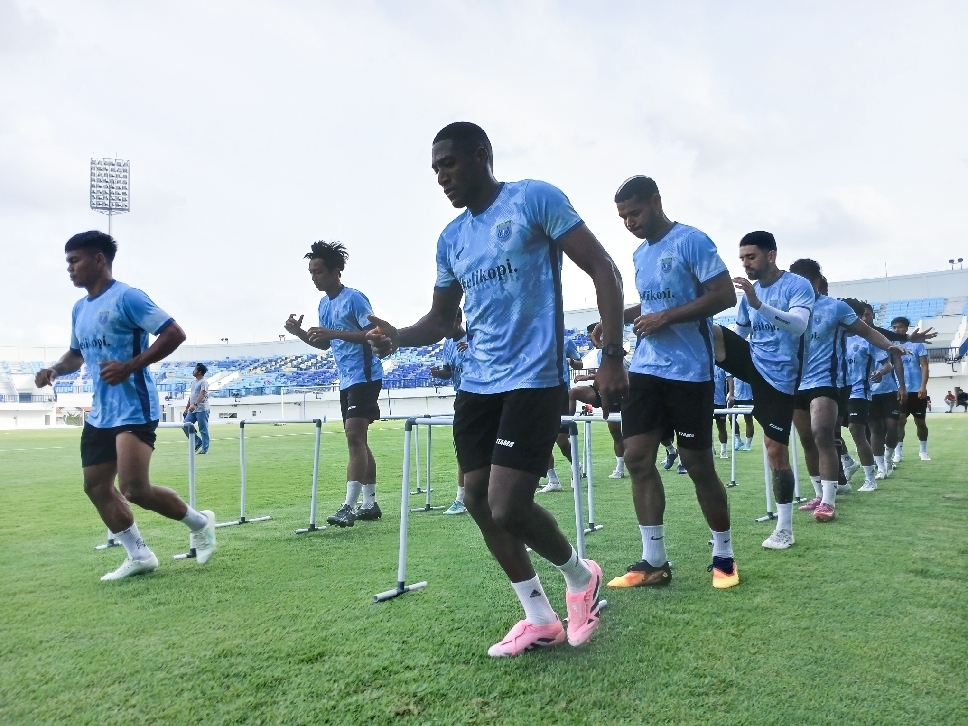Pemain Persela berlatih rutin di Stadion Surajaya persiapan menghadapi lanjutan Liga 2 Championship melawan Persipura Jayapura.