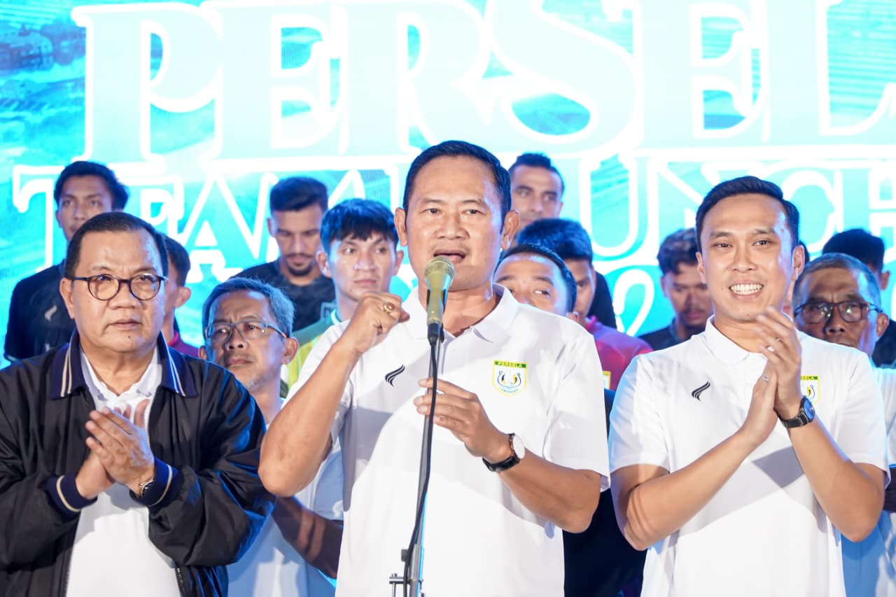 Penasihat tim Persela, Yuhronur Efendi, Saat acara launching tim awal musim ini.