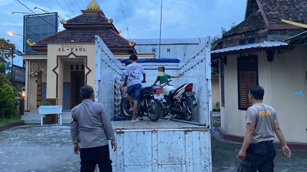 Petugas Polsek Ngimbang mengamankan sejumlah sepeda motor yang diduga hendak digunakan balap liar saat patroli di Jalan Ngimbang&ndash;Bluluk, Lamongan, sebagai upaya menjaga kamtibmas.