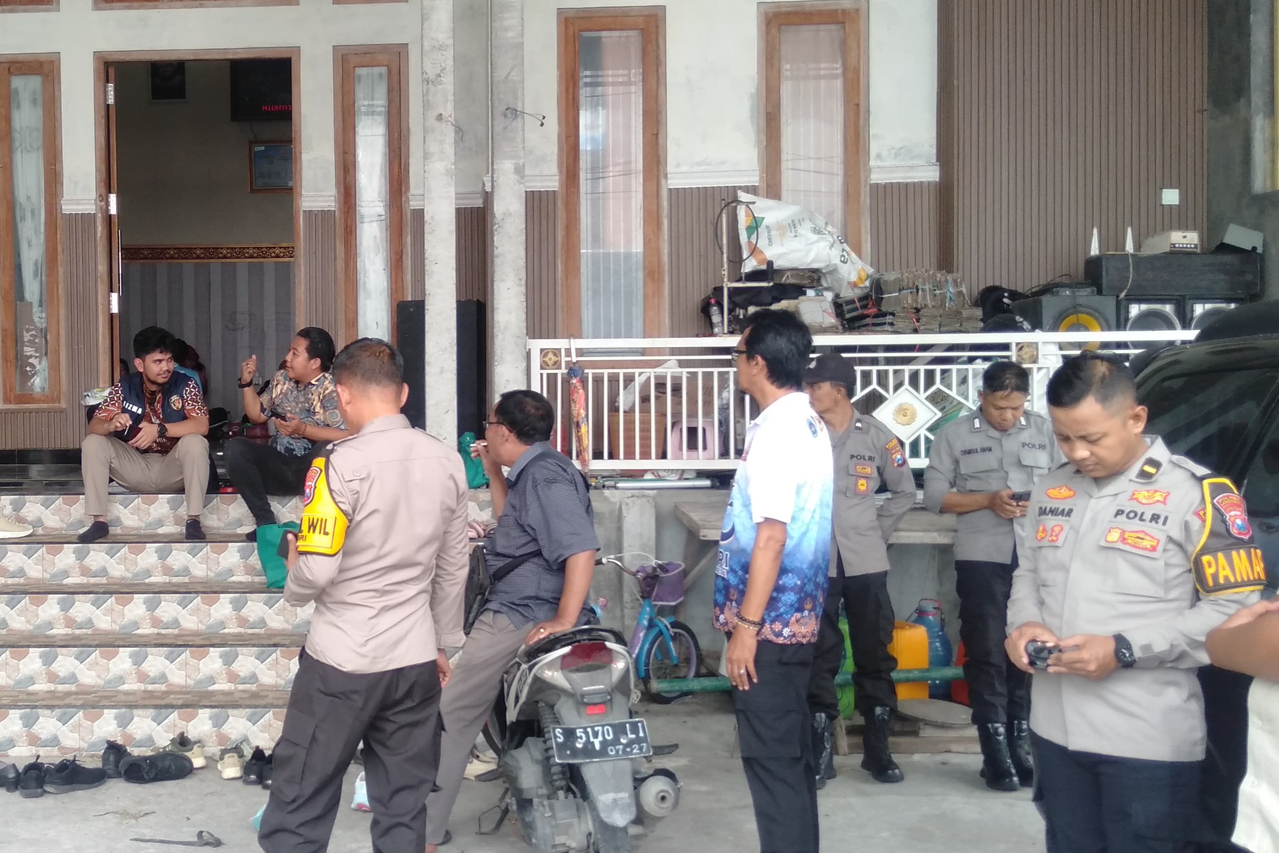 Petugas kepolisian mengumpulkan keterangan dari warga sekitar usai beberapa warga Desa Pomahanjanggan diduga mengalami keracunan usai mengonsumsi menu hajatan.