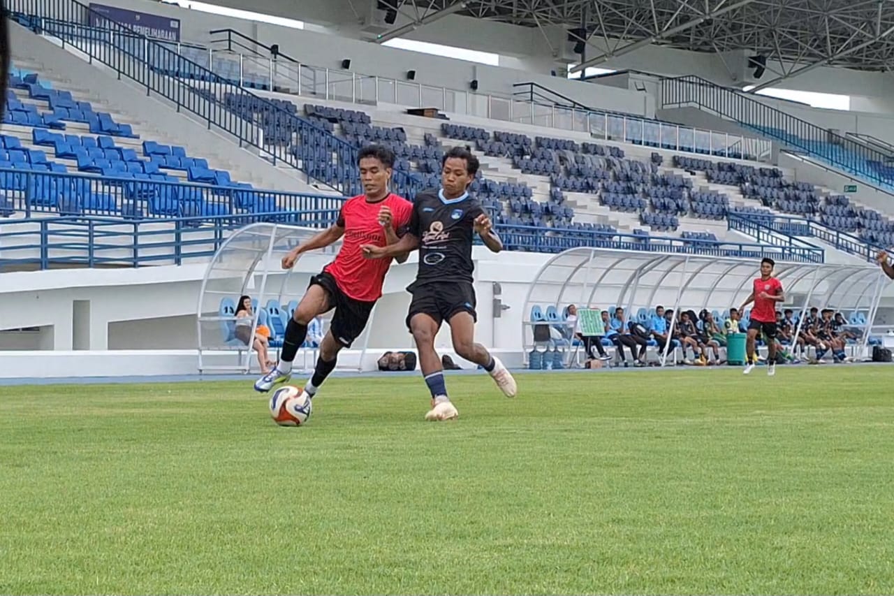 Persela Lamongan beruji coba dengan tim Lamongan FC, Jumat (19/12), di Stadion Surajaya.