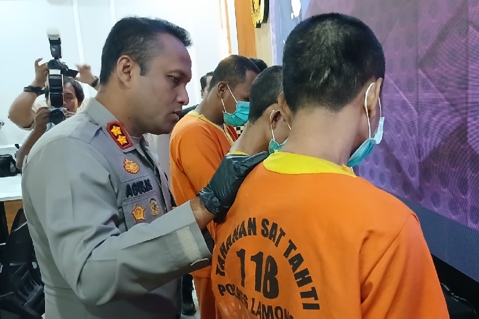 Kapolres Lamongan AKBP Agus Dwi Suryanto berbicara dengan para tersangka curanmor saat kegiatan rilis kasus di Mapolres Lamongan. Jumat (19/12).