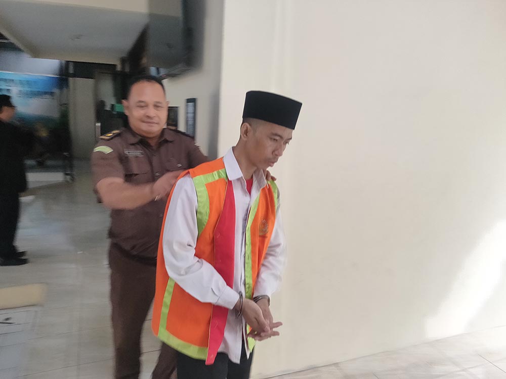 DIHADIRKAN KE PN: Fathul Qorib, bendahara PT Tawwabin Umroh Haji Plus yang menjadi terdakwa kasus dugaan penipuan dan penggelapan dana jamaah umrah. (IST/RDR.LMG)