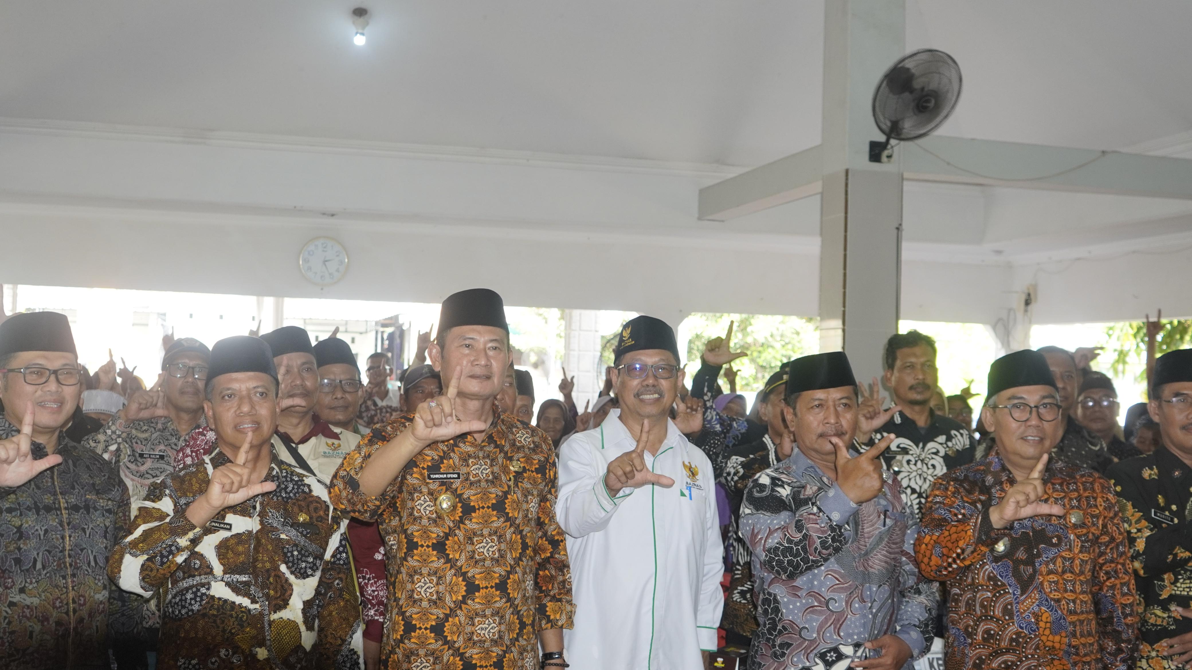 FOTO BERSAMA : Bupati Lamongan, Yuhronur Efendi; Sekda Lamongan, Moh Nalikan; Ketua Baznas Kabupaten Lamongan Bambang Eko Muljono bersama para mustahik penerima bantuan