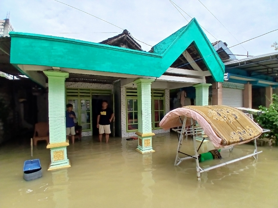 Salah satu rumah warga Lingkunan Made Kampung, Desa Made Kecamatan Lamongan terendam banjir.